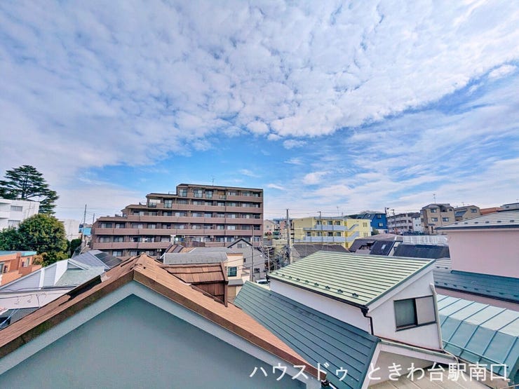 バルコニーからは周囲に広がる住宅街を一望でき、圧迫感のない開放的な景色を楽しめます。青空が広く見える良好な住環境は、毎日の暮らしに心のゆとりをもたらしてくれます。夜には落ち着いた街の灯りも魅力です。