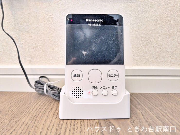 来客を映像で確認できるモニター付きインターホンを完備。防犯性を高めるだけでなく、不在時の録画機能なども備えており、毎日の安心を支えます。操作も簡単で、スマートなセキュリティを実現する必須の設備です。