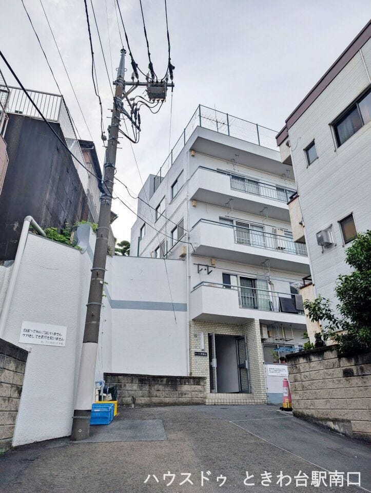 低層住宅と調和した建物全景。圧迫感が少なく、周囲とのバランスが取れた配置で、住環境を重視される方におすすめです。