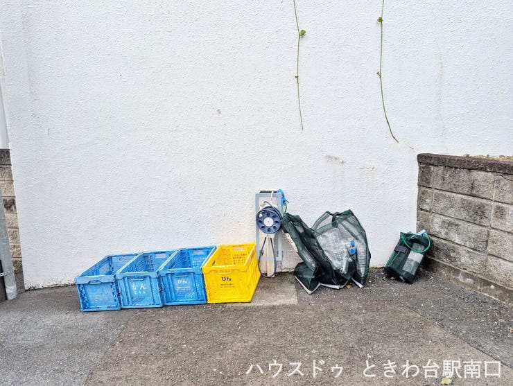 屋根付きのゴミ集積スペースを備え、天候に左右されにくい仕様。分別ルールの掲示もあり、入居者のマナーが保たれやすい環境です。