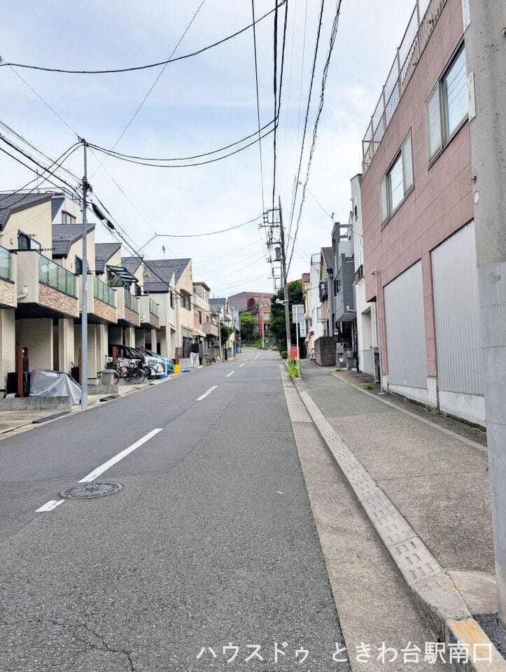 前面道路は幅員にゆとりがあり、車や自転車の通行もスムーズ。落ち着いた住宅街に位置し、静かな住環境が魅力です。