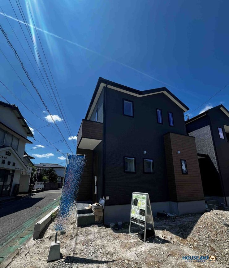 北・東の公道に面した開放的な角地。
日当たり・風通しともに良好で、室内に心地よい光と風を取り込みます。落ち着いた外観が、ご家族の帰宅をやさしく迎えます。