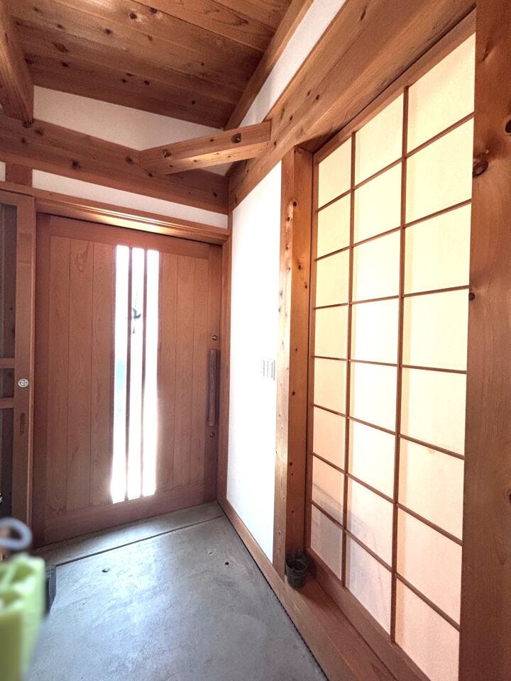 広々とした明るい玄関です!
土間の収納スペースがあるので大きめのお荷物の収納も安心です!