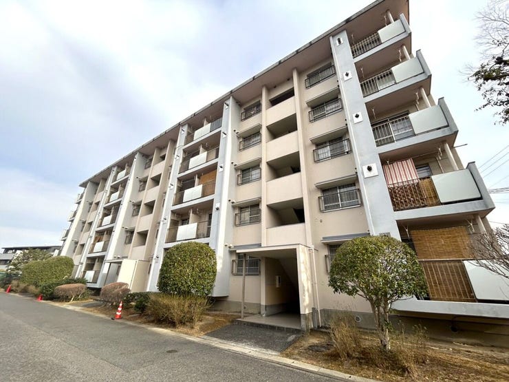 立入が丘小学校へ徒歩11分と通いやすく、子育て世代にも安心の住環境。