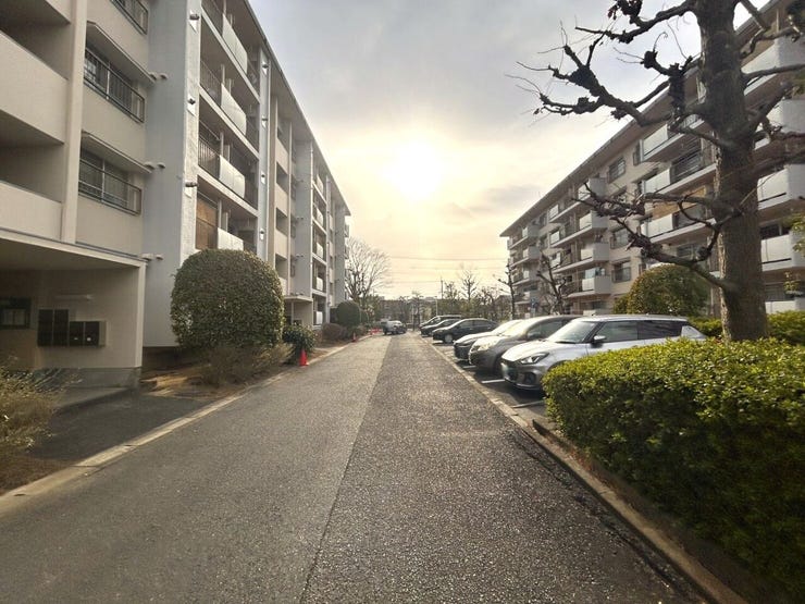 敷地内には駐車場があり、快適なカーライフをサポートします。