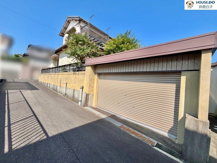 シャッター付き車庫
愛車の防犯対策もバッチリ!
暑い夏も快適にお車がのれます☆