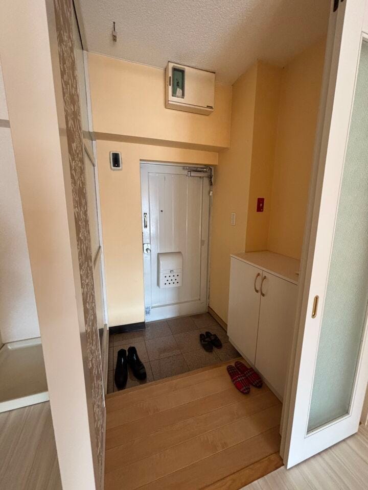 玄関とお部屋の間には仕切りがあり、急な来客も安心です◎