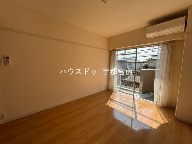 暖かい日差しが入る洋室