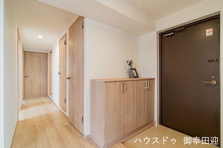 ■「ただいま」の安堵をくれる場所■訪れる人を迎え入れ、帰るたびにホッと一息つける、明るく機能的なエントランス。