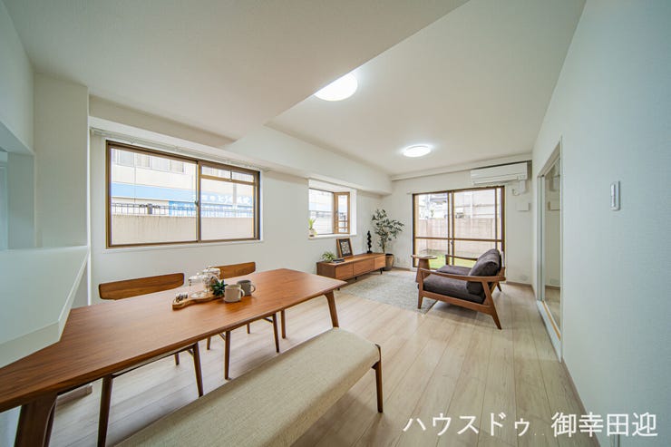 ■安らぎと笑顔の中心地■陽光が優しく降り注ぎ、会話が自然と弾む。ここでは、毎日が特別な時間へと変わります。※CGで家具を配置しています。