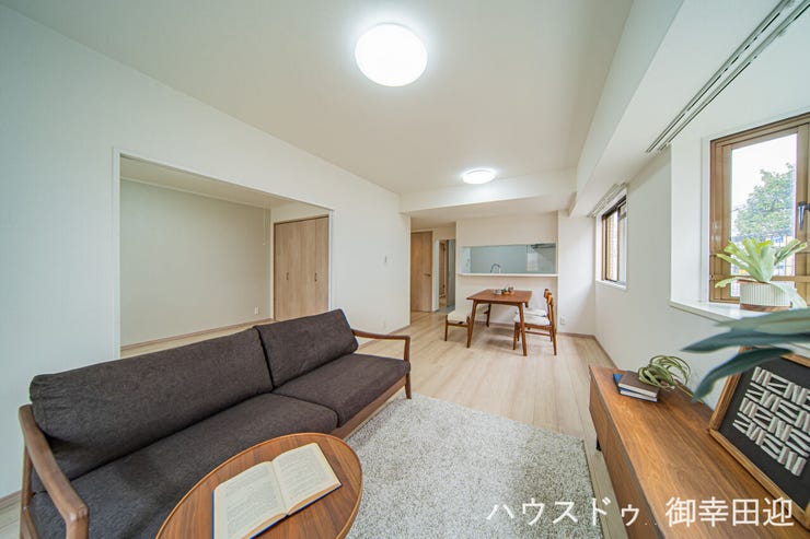 ■安らぎと笑顔の中心地■陽光が優しく降り注ぎ、会話が自然と弾む。ここでは、毎日が特別な時間へと変わります。※CGで家具を配置しています。