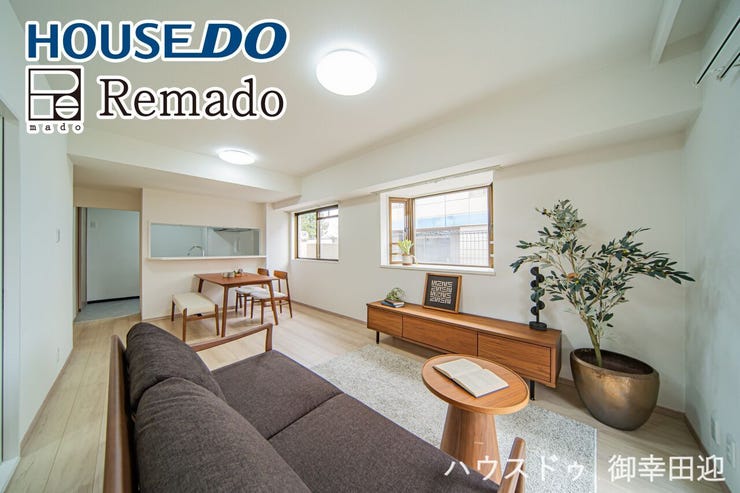 【リビング】
■家族の笑顔が集う中心地■お気に入りの家具を迎え、窓からは心地の良い光が差し込みます。