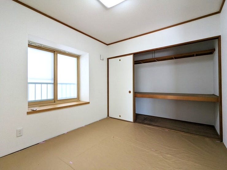 【和室】
リビングダイニン横の和室はキッチンからも見えるので、ちょっとした子供の遊び部屋や来客用のお部屋にも使えるので、とても便利なお部屋です(^^♪