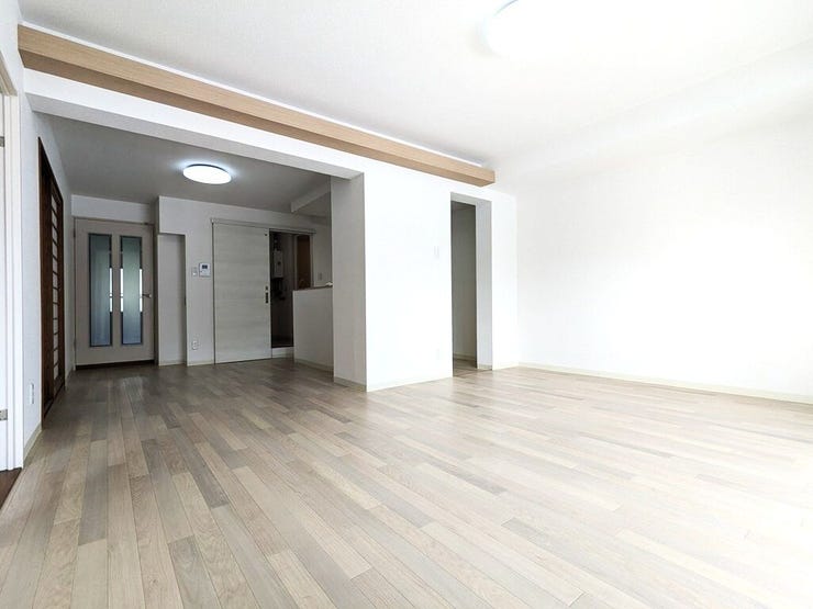 【リビングダイニング】
約18.3帖のリビングダイニンにお好みの家具を設置して、家族団らんを楽しんでください(^^♪