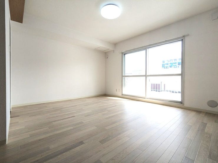 【リビングダイニング】
リビングダイニンにはバルコニーからの陽ざしが入り明るい朝を迎えることができます(^^♪