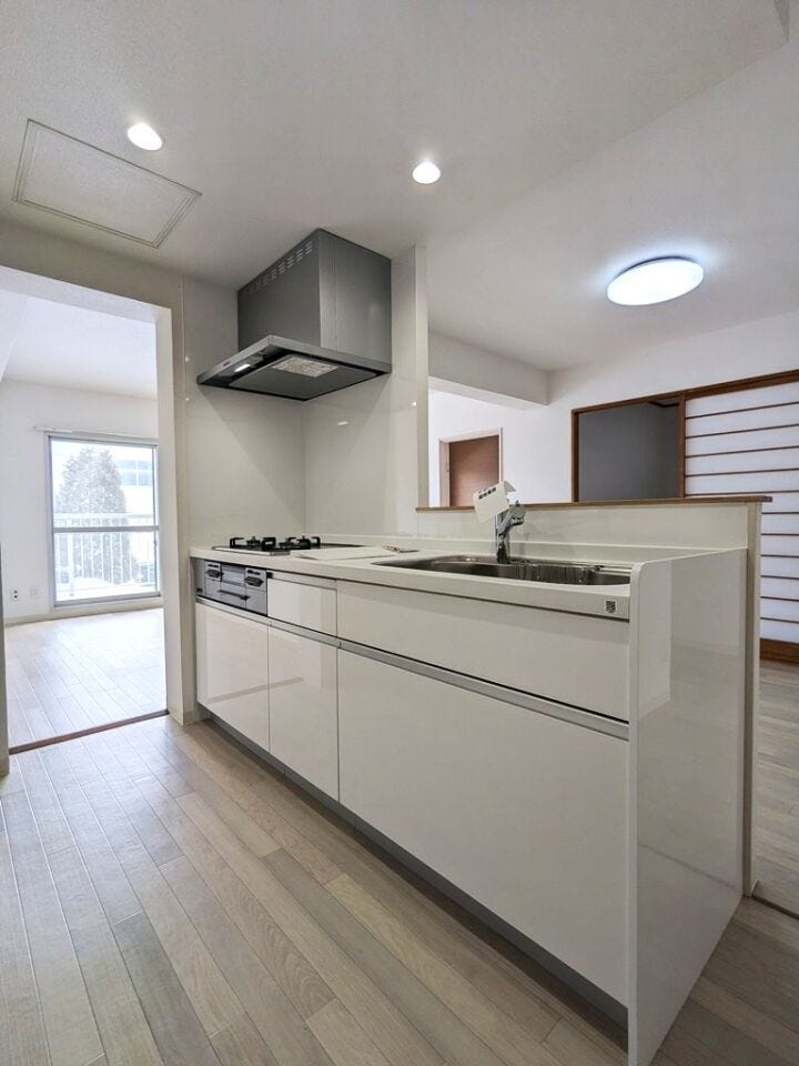 【キッチン】
キッチンはカウンターキッチンなので家族と会話をしながら料理が楽しめます(^^♪