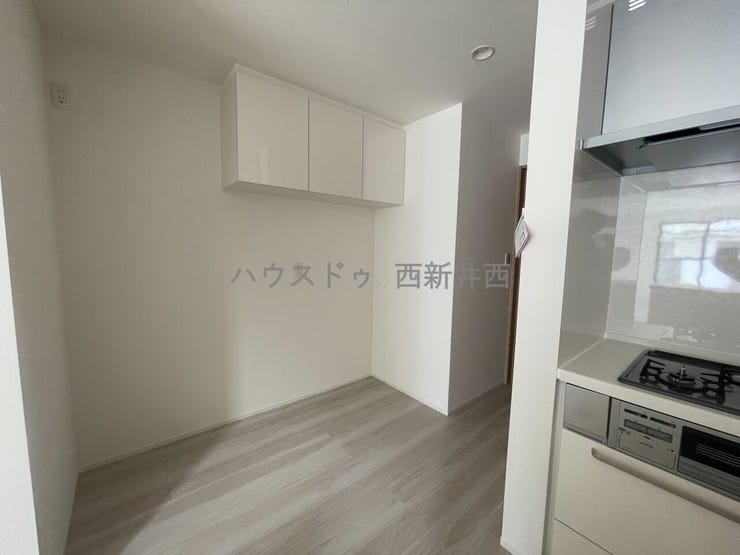 キッチン横には広々した収納スペース