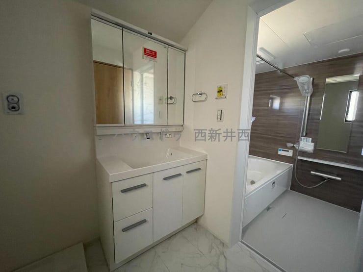 脱衣場に洗濯機置き場完備