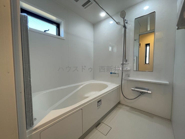 足を伸ばして入れる広い浴槽!
窓付きで風通しも抜群!
追い焚き機能付き!