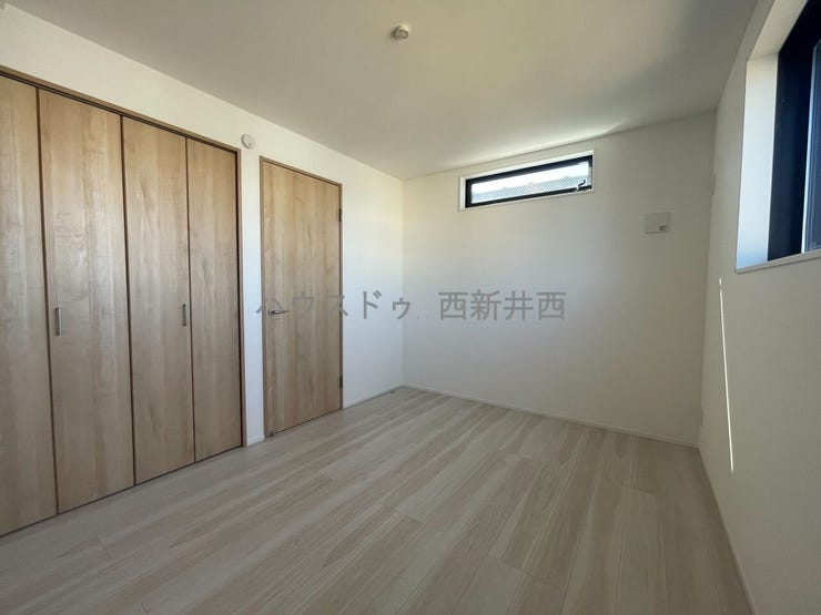 3階西側のお部屋も2面窓で明るい