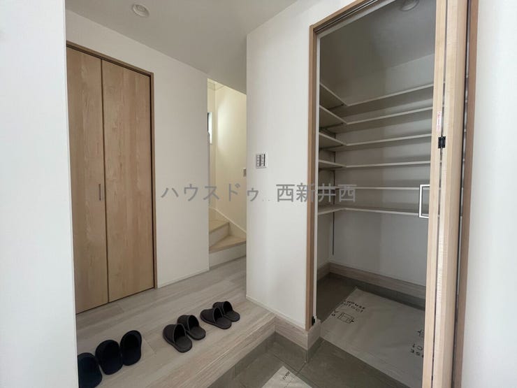 玄関入り目の前にシューズクローゼット