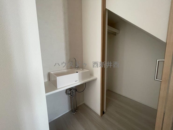 玄関すぐに、収納と手洗い場完備