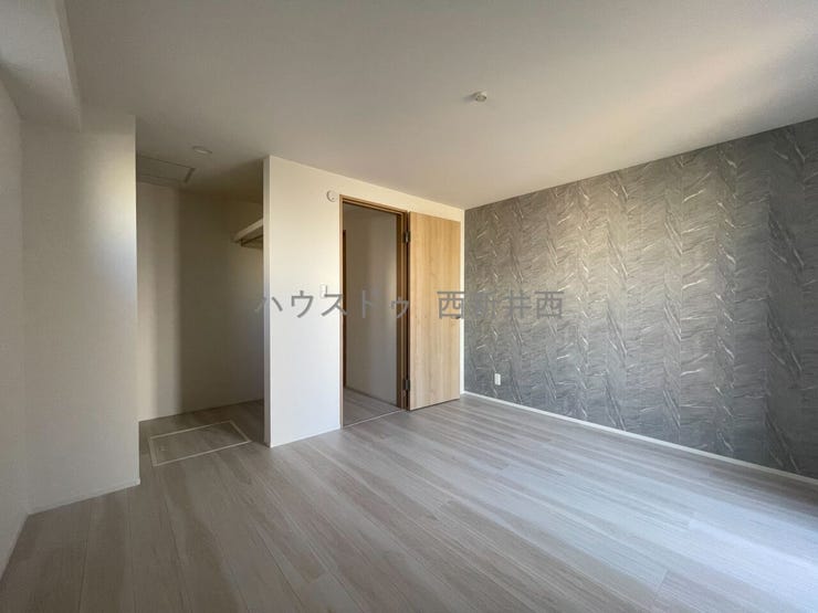 サービスルーム横には広々としたウォークインクローゼット