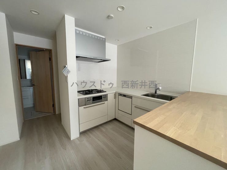 3口コンロでお料理もはかどる広々したキッチン