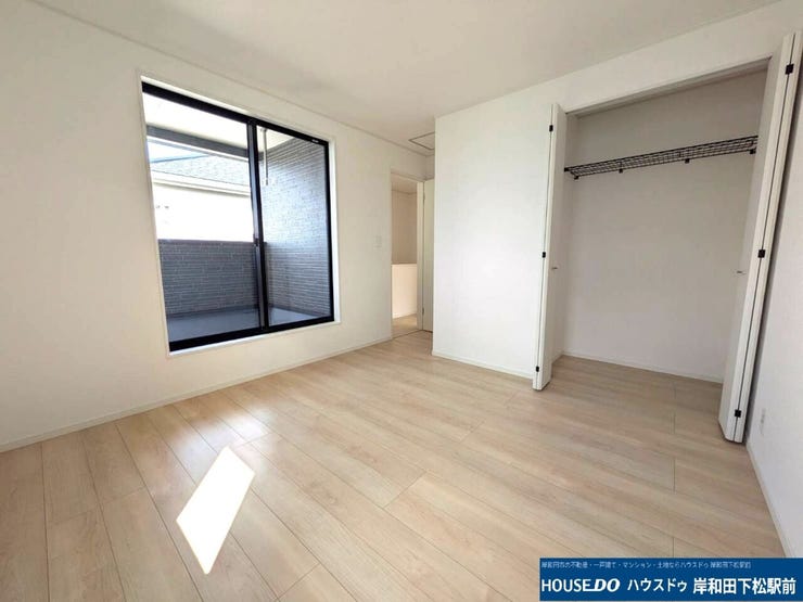 バルコニーに繋がる6.6帖の洋室
頭上棚付きクローゼットで堪えのスペースも有効活用出来、部屋も片付いて過ごせそうですね♪