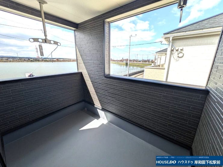 ワイドなインナーバルコニーで、洗濯物を、雨の心配なく沢山干していただけます♪