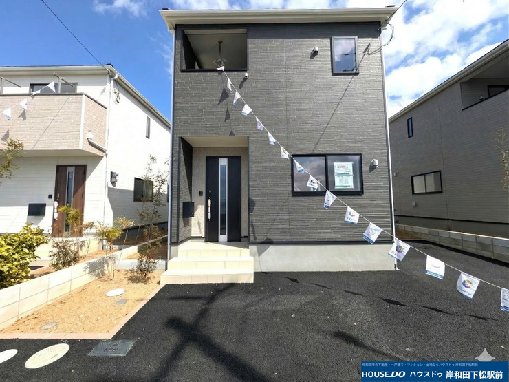 【外観】
太陽に映えるシックな黒のたたずまい♪