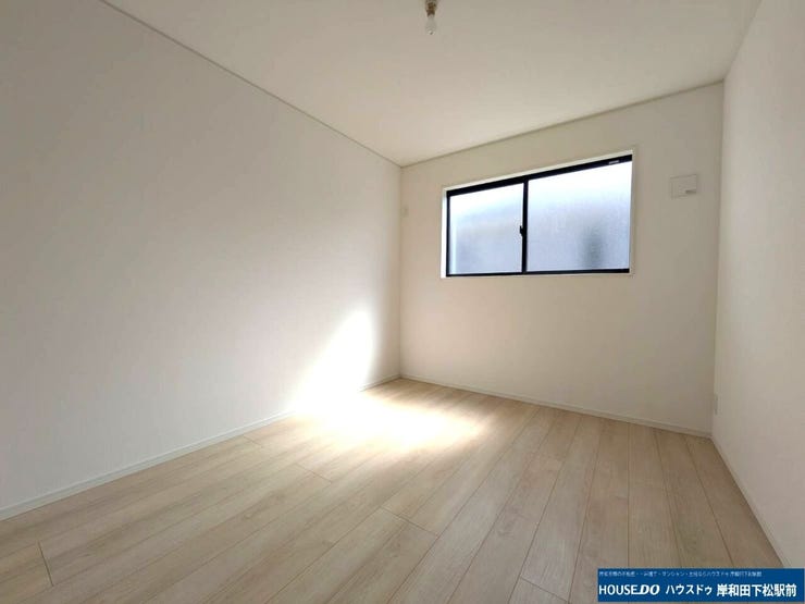 真ん中5.2帖の洋室です