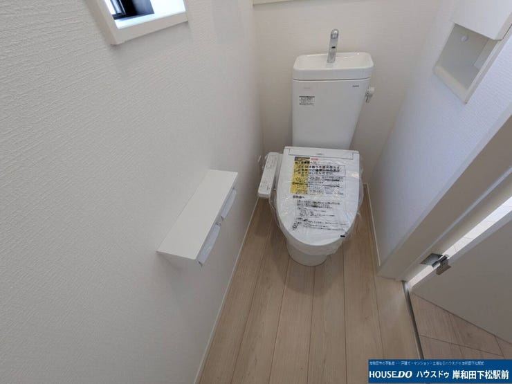 採光あり、収納棚付き2Fトイレ♪