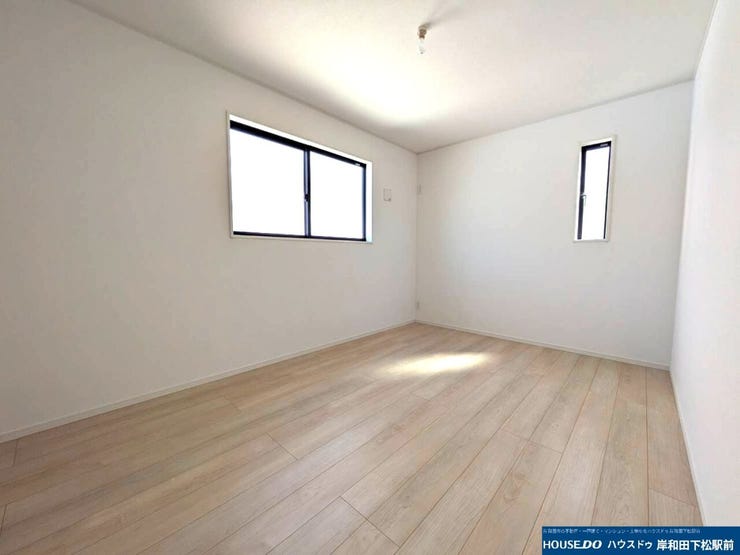 2面採光の広々6.7帖の洋室