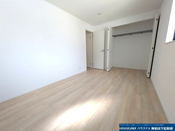 頭上棚付きクローゼットで、縦のスペースも有効活用でき、スッキリと過ごせますね♪