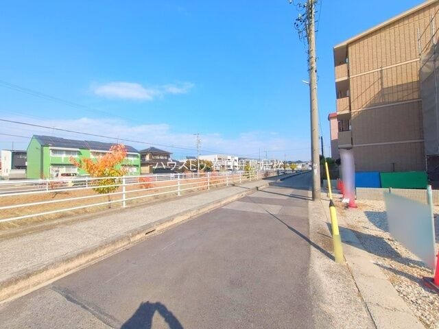 ◇前面道路◇
道路幅はゆとりある約7.0m。歩道もきちんとあるので、小さいお子様と手つないで横並びに歩いても安心な広さです。