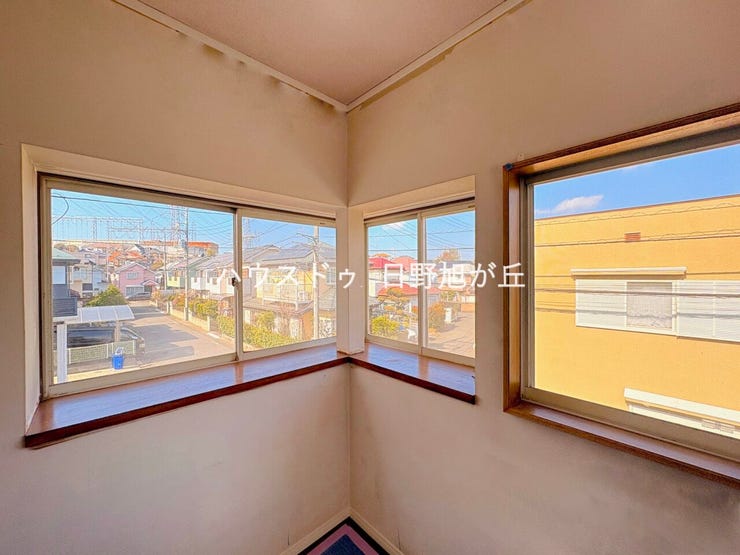 【洋室】
2面採光×出窓で光が溢れる角部屋。朝も昼も自然光に包まれる特等席。