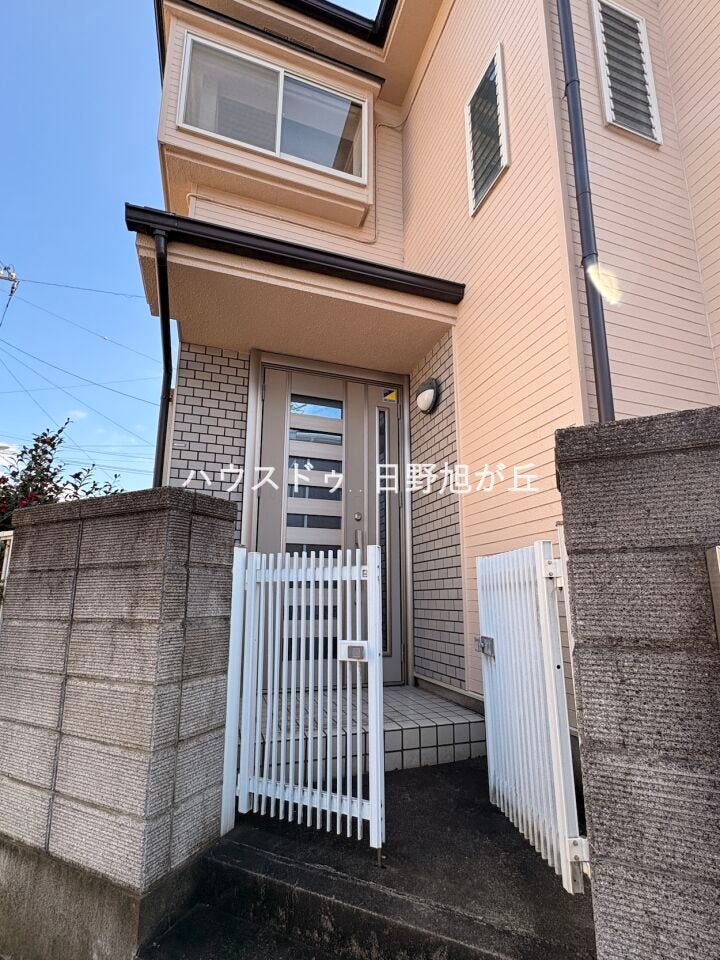 ただいまが誇らしくなる玄関。
門扉付きで安心感。角地ならではのゆとりあるアプローチ。