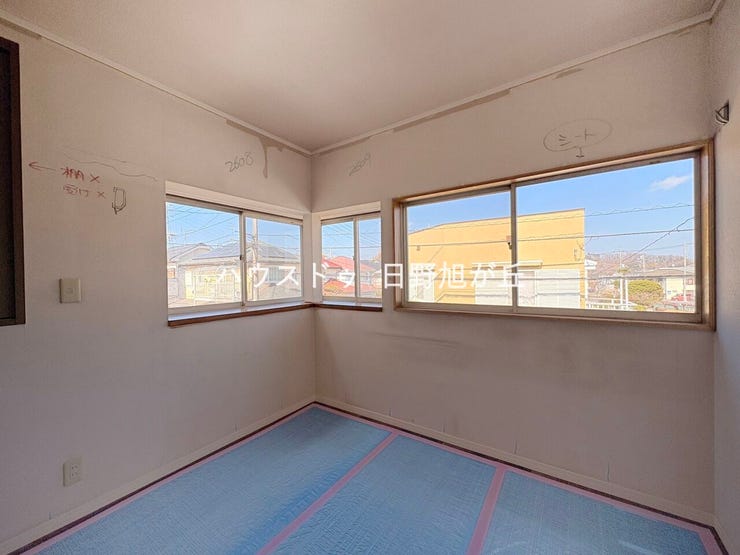 この出窓、実は武器。
室内を広く、明るく見せる名脇役。角地との相性、最高です。