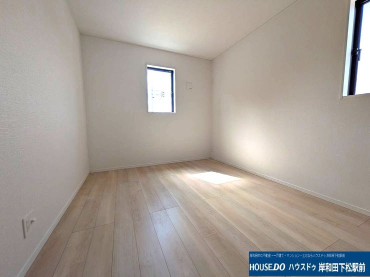 6帖の2面採光の洋室です