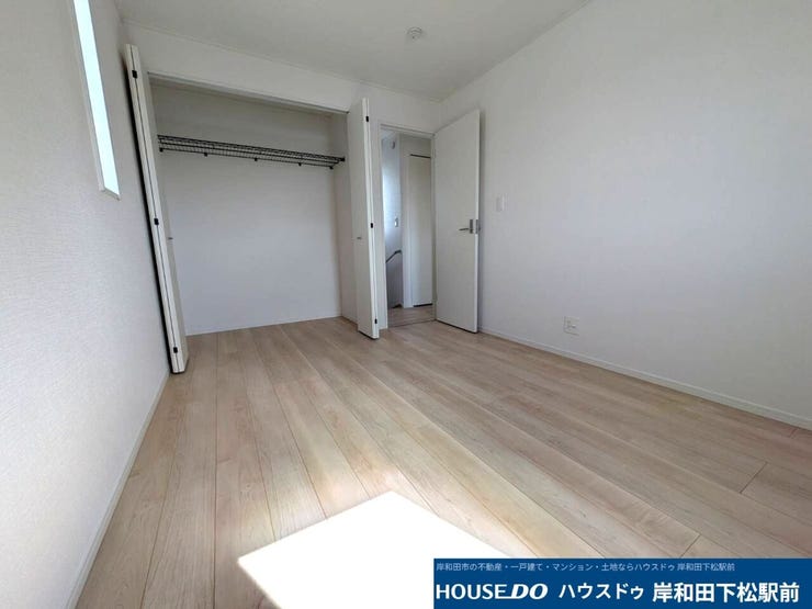 頭上棚付きクローゼットで縦のスペースも有効活用できます。