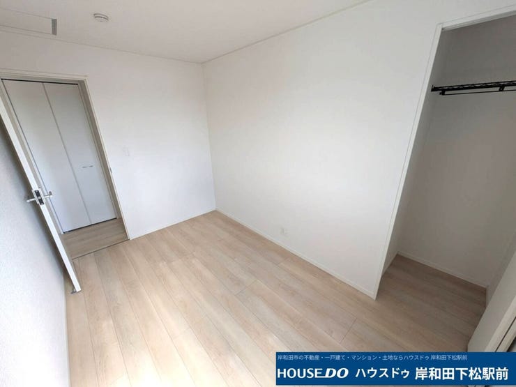 頭上棚付きクローゼットで縦のスペースも有効活用できます。