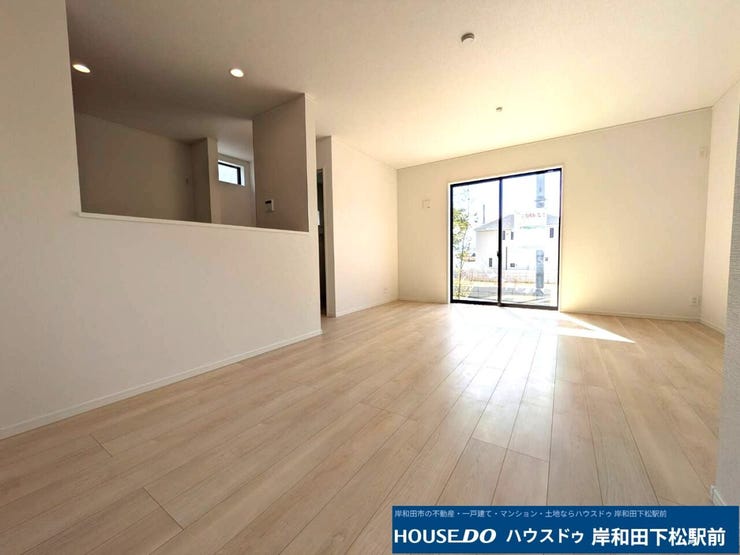 写真手前をダイニングスペース
奥にリビングスペースと使い分けられる広さがあります♪