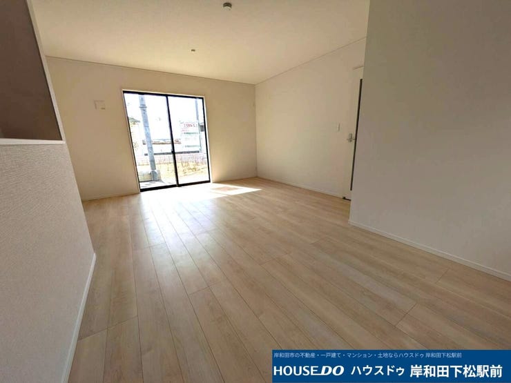 写真手前をダイニングスペース
奥にリビングスペースと使い分けられる広さがあります♪