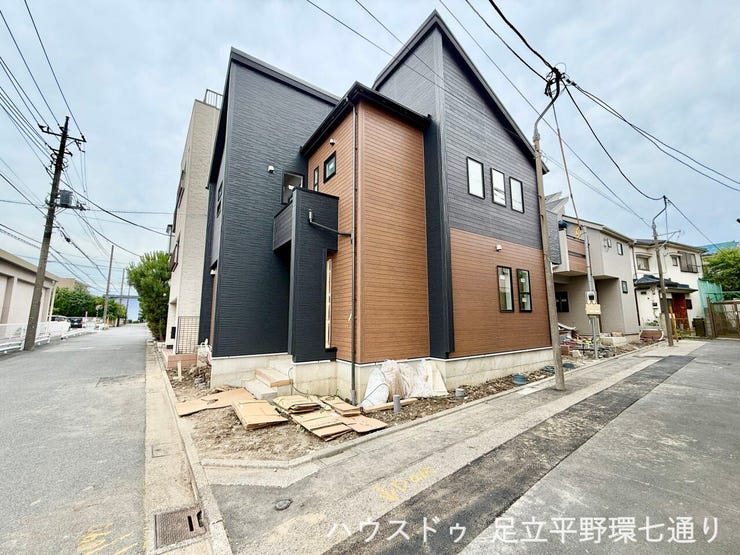 前面道路に面した開放感ある立地。外観の存在感もあり、現地で確認したい一邸です。