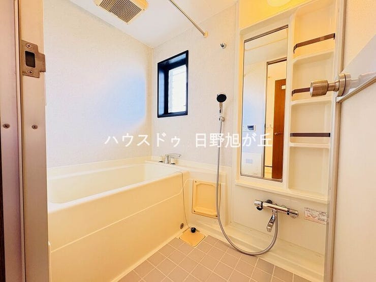 ゆったりとした浴槽で、一日の疲れを優しく癒やしてくれます。