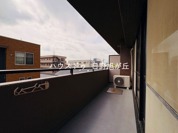 南向きで日当たり抜群のメインバルコニー。洗濯物もカラッと乾き、開放的な眺望も楽しめます。