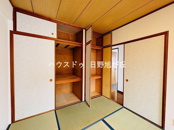 お布団や季節物の収納に便利な押入れ。天袋まで活用でき、お部屋を最大限広く使うための強い味方です。