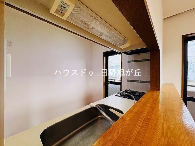 配膳や片付けに便利なカウンター。リビング全体を見渡せる開放的な視界で、家事中も家族と繋がれます。