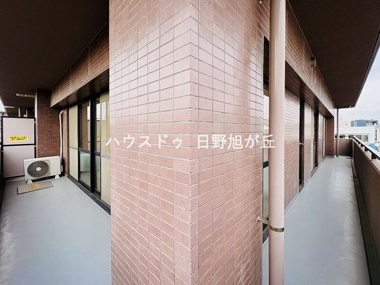 キッチンから出入り可能なサービスバルコニー。換気もスムーズで、家事効率を高めてくれる便利な空間。